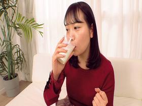 素人女子大生が牛乳を口に含んで⇒おっぱいモミモミ⇒乳首こねくりイキ我慢！我慢出来たら賞金GET！イッたら即ズボ生ハメ生中出しSEX！初めてのチクイキ絶頂で敏感になったザコ乳首を集中責め！口から大量のミルクドッバァーｗ乳首こねくり回しSEXで連続生中出し！　サンプル画像11