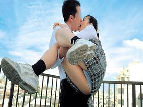 青空キスから始まる恋 憧れの先輩への告白をお手伝いします！片思いで悩む学生さんたちに青空の下で脳がトロける濃密ベロキス体験してもらいました！舌を絡ませ糸引き涎ダラダラディープキスで高まり⇒二人をコンドームのない部屋に閉じ込めたら生セックスまでするのか?　サンプル画像19