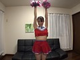「年甲斐もなくゴメンなさい…」既婚熟女にパツパツのチアガール衣装着せてみた！ サンプル動画サムネイル
