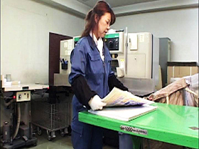 働く熟年おばさん職場で我慢できずに若いチ○ポを貪りまくる！ サンプル動画サムネイル