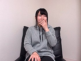 イベント会社のADさん いつもふにゃふにゃ笑ってる可愛い天然女子 笑顔のまま巨根で突かれると余裕なくなってトロ顔アクメ！ サンプル動画サムネイル