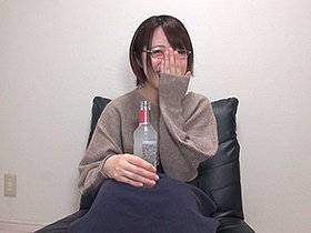 古本屋で働くメガネ女子 おっとり系に見せかけて実は天性のヤリマンでした！ サンプル動画サムネイル