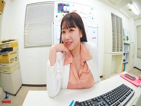 【パイズリセクハラ】パッツン熟ぱい挑発で若手ち○ぽをビンビン勃起させ乳圧挟射で何度も抜いてくる色白巨乳人妻女上司 サンプル動画サムネイル