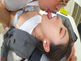 【お漏らしセクハラ】残業中のオフィスで二人きり、 媚薬利尿剤で早漏敏感化した若手ま○こを刺激して何度も失禁イキさせられるデカ尻部下OL　サンプル画像04