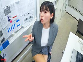 【過激下着セクハラ】残業中オフィスで2人きり、仕事に励む真面目ち〇ぽ部下にどすけべ変態ランジェリーコレクションを見せつけて勃起遊びする人妻巨乳女上司 サンプル動画サムネイル