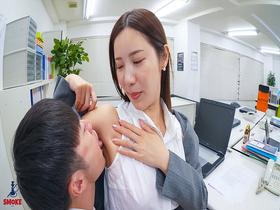 【汗舐めセクハラ】残業中オフィスで2人きり、匂い立つムレムレ雌フェロモン挑発で残業若手ち○ぽを勃起させ染み出る女汁液をとことん汗飲まセックスさせる人妻デカ尻女上司　サンプル画像03