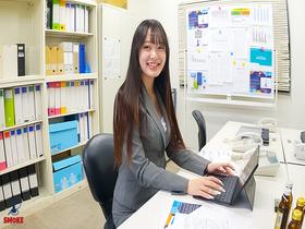 【ケツずりセクハラ】残業中のオフィスで二人きり、無自覚ムチパツ尻挑発してしまい中年スケベ部長に渋硬ち◯ぽでしつこく擦りつけぶっかけ射精される新人デカ尻部下OL サンプル動画サムネイル