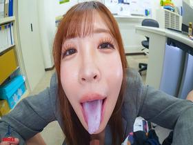 【咀嚼精飲セクハラ】残業中のオフィスで2人きり、深夜勃起する若手部下ち○ぽの生ザーメンをぐちゅぐちゅごっくんする人妻デカ尻女上司　サンプル画像03